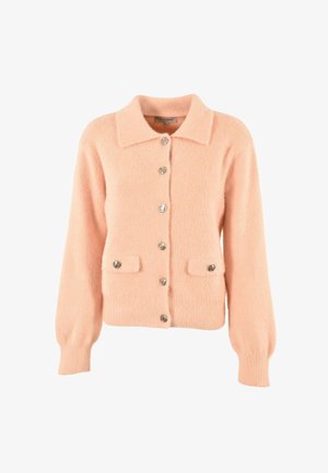 Cárdigan peludo color durazno con mangas largas, botones plateados en la parte delantera y en dos pequeños bolsillos frontales, y cuello puntiagudo.