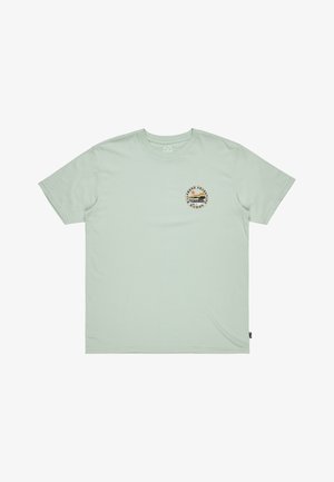 Mintgrünes T-Shirt mit kurzen Ärmeln und rundem Logo, das einen Sonnenuntergang und Wellen in Orange, Schwarz und Creme zeigt. Hergestellt aus weichem Baumwollmaterial.