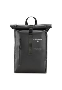 Zwarte roll-top rugzak van waterdicht materiaal, voorzien van een voorzak met ritssluiting, verstelbare schouderband en witte logo-accenten.