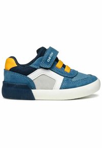 Modré semišové tenisky s bílými a šedými akcenty, žlutými tkaničkami a suchým zipem. Texturovaná gumová podrážka a síťovina pro prodyšnost.