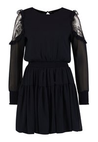 Černé dlouhé šaty s krajkovými průsvitnými rameny, volánkovými detaily, smockovaným pasem a vrstvenou sukní.