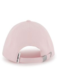 Ροζ καπέλο μπέιζμπολ με ελαφρώς καμπυλωτή γείσο, υφή υφάσματος, ρυθμιζόμενο πίσω λουράκι και λευκή ετικέτα με λογότυπο στο πλάι.