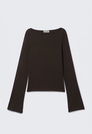 Haut marron à manches longues en tissu doux et extensible. Dispose d'un large décolleté et d'une coupe ajustée avec des extrémités de manches évasées.