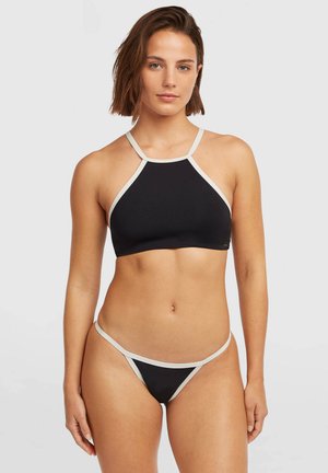 Zwart bikiniset met een haltertop met witte bies en bijpassende string, met gladde stof en een minimalistisch ontwerp.