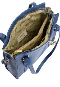 Blauwe leren handtas met een gestructureerd oppervlak, gouden hardware en een beige met patroon bekleed interieur. Bevat meerdere compartimenten en een schouderband.
