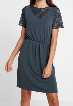 Graues Kleid mit kurzen Ärmeln aus Spitze, V-Ausschnitt und elastischem Taillenband. Weiche Textur, knielang, glatter Stoff mit floralen Spitzenakzenten.