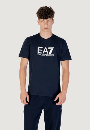 T-shirt in cotone blu navy con un grande logo EA7 Emporio Armani bianco sul petto, collo rotondo e maniche corte.