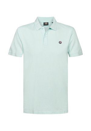 Poloshirt in hellem Minzgrün, kurze Ärmel, mit einer dreiknöpfigen Leiste und einem kleinen runden Logo auf der linken Brustseite. Weiche Baumwollstruktur.