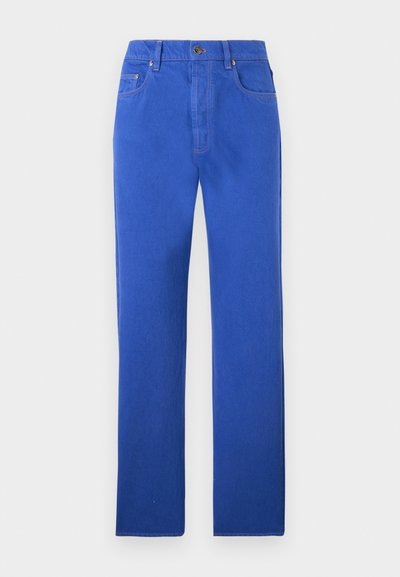 Μπλε τζιν παντελόνι με ίσια μπατζάκια, με εμπρόσθιο κούμπωμα με κουμπί και φερμουάρ και σχεδιασμό με πέντε τσέπες σε λευκό φόντο.