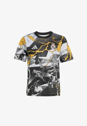 Camiseta de manga corta con diseños gráficos estilo cómic en blanco, negro y amarillo, con un logo del Real Madrid en el pecho.