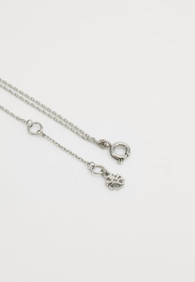 Collana in argento a due strati. Presenta un gancio a moschettone, un anello circolare e un ciondolo con un design floreale e una pietra centrale.