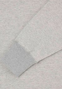 Tessuto per felpa grigio chiaro con superficie testurizzata. I polsini presentano un bordo a coste in grigio più scuro. Il design complessivo è semplice e funzionale.