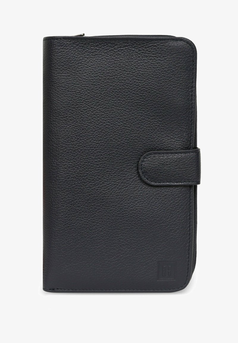 Portafoglio organizer in pelle nera con superficie texturizzata, chiusura con zip e patta frontale con bottone a calamita. Presenta un logo embossato discreto nell'angolo inferiore.