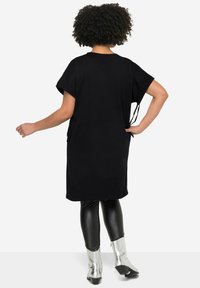Angel of Style LONG - SCHRIFTZUG RUNDHALS RAFF BÄNDER - Camiseta estampada - black