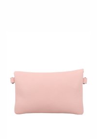 Bolso de mano de cuero rosa con superficie texturizada, forma rectangular y correas laterales. Cierre con cremallera lisa a lo largo del borde superior.