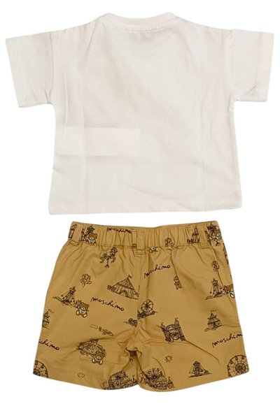 T-shirt bianco in cotone con maniche corte e scollo tondo abbinata a pantaloni corti gialli con una stampa nera a tema carnevalesco.