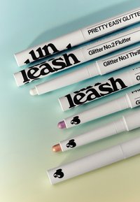 Unleashia PRETTY EASY GLITTER STICK - Glitter - wee hours