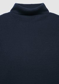 Dunkelblauer Rollkragenpullover mit gerippter Textur, der einen hohen Kragen und ein nahtloses Design für eine figurschmeichelnde Optik aufweist.