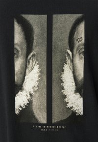 Primo piano in bianco e nero di un uomo con un colletto arruffato, diviso in due pannelli, con il testo "LASCIATEMI PRESENTARE" in basso.