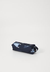 Marinblå pennfodral med rektangulär form, dragkedjestängning och tryckta grafik, inklusive en logotyp och text på ytan.