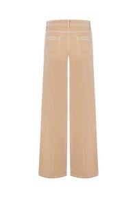 Pantalon beige à jambes larges avec une texture lisse, doté de deux poches arrière et d'une taille mi-haute. Le tissu présente une légère brillance.
