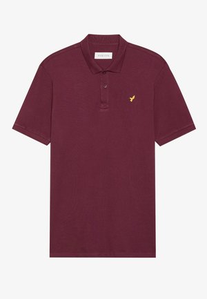 Polo burdeos hecho de tejido texturizado, con una tapeta de dos botones, mangas cortas y un pequeño logo amarillo en el pecho.