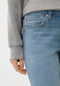 QS IM  POCKET STIL - Traperice uskog kroja - hellblau