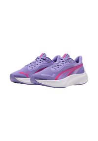 Lila Sportschuhe mit Mesh-Obermaterial und rosa Akzenten, ausgestattet mit einer gepolsterten weißen Sohle und einem Schnürdesign für Stabilität und Komfort.