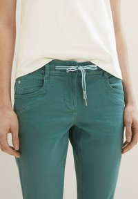 TOM TAILOR TAPERED  - Pantalon classique - sea pine green