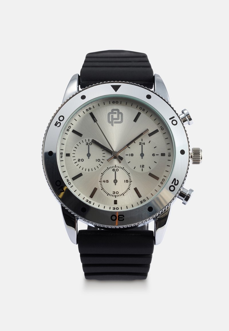 Orologio cronografo argento e nero con cassa rotonda in acciaio inossidabile, cinturino in gomma nera e tre sottodial su un quadrante argentato spazzolato.