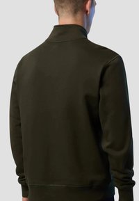 Felpa con collo alto di colore verde scuro, con maniche lunghe e polsini a coste. Tessuto liscio, design minimalista, senza loghi o motivi visibili.