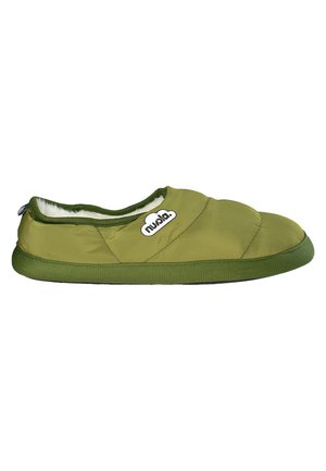 Zapatilla de color verde oliva con textura acolchada, que presenta un interior acolchado, suela flexible y un logotipo de marca en el lateral.