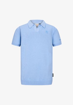 Jasnoniebieska koszulka polo z krótkim rękawem, kołnierzykiem, prążkowanym wykończeniem na dole i mankietach, małe wyszywane logo "RJ" na piersi oraz metka marki na bocznym szwie.