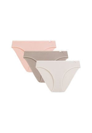 Trzy damskie majtki typu bikini w delikatnym różowym, taupe i ecru, każda z małą ozdobną kokardką na gumce.