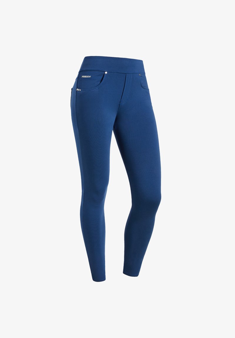 Leggings blu con fascia alta in vita, dotati di due tasche frontali e rivetti decorativi. Texture liscia, forma aderente.