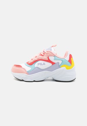 Baskets FILA colorées avec des accents rose, bleu et jaune, en matériaux en mesh et synthétiques, semelle blanche épaisse et design arrondi.