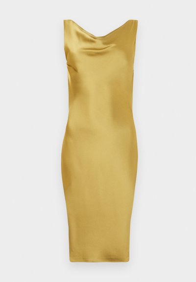 Rumena satenasta obleka z raztegnjenim ovratnikom, oprijet kroj, do kolen sega in gladka tekstura. Brez vidnih vzorcev ali poudarkov.