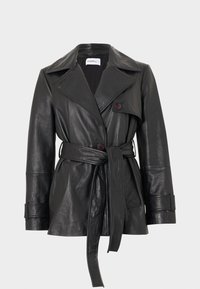 Μαύρο δερμάτινο μπουφάν με ζώνη, φαρδιές πέτσινες γιακάδες, διακοσμητικά κουμπιά και ιμάντες στα μανίκια, παρουσιάζεται σε λευκό φόντο.