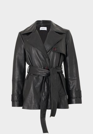 Musta nahkainen takki, jossa on vyö, leveät kauluskäänteet, nappikoristeet ja hihansuukahvat, esillä valkoisella taustalla.