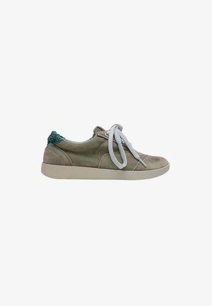 Zapatilla deportiva de ante marrón claro con cordones blancos gruesos atados en un lazo y una lengüeta de tacón texturizada en color verde azulado, reposando sobre un fondo blanco.