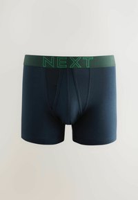 Temno modri boxer šortiji z zelenim elastičnim pasom, ki nosi napis "NEXT" v bold pisavi. Gladka tekstura; srednje dolžine s podporno žepkom.