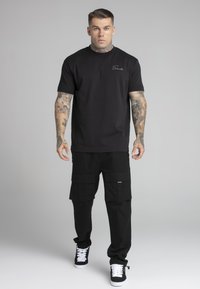 SIKSILK SCRIPT  - Nyomott mintás póló - black