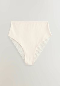 Beige, magas derekú bugyi, sima pamutból készült, hullámos csipke díszítéssel az oldalán. Puha tapintású, jól illeszkedő szabású.
