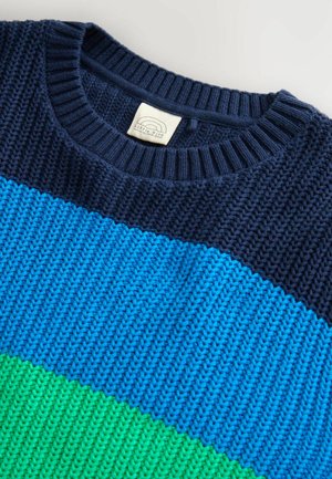 Gebreide trui met marineblauwe, blauwe en groene horizontale strepen. Ronde hals, geribde mouwen en een label met een regenboogontwerp.