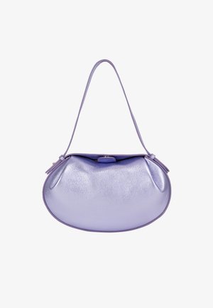 Lavendel metallic taske med en rund form, glat overflade og en tynd rem. Har en lukning med topklips og minimalistische designaccentuer.