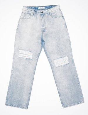 Svetlo modri denim jeans z ohlapnim krojem, ki imajo na sprednji strani dve raztrgani točki, z gumbom za zapiranje in zasnovo s petimi žepi.