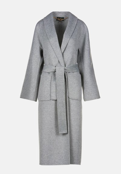 Accappatoio grigio in lana con maniche lunghe, colletto a scialle, vita con cintura, due tasche frontali e design a taglio dritto. Tessuto morbido e motivo sottile.