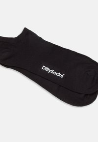 Svarta strumpor i slät tyg med mitt på vadknä. Har en vit logo "DillySocks" tryckt på ena sidan.