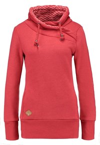Sudadera roja con cuello alto, que presenta un forro interior con patrón de chevron, cordones, puños acanalados y una pequeña insignia de logo.