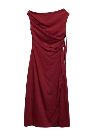 Abito bordeaux con scollatura drappeggiata, dettaglio con fiocco in vita e silhouette fluida realizzato in tessuto leggero.